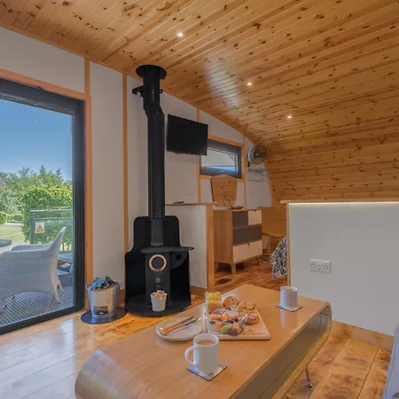 Ingleborough Luxury Pod With Hot Tub At Fell View Park Daire *